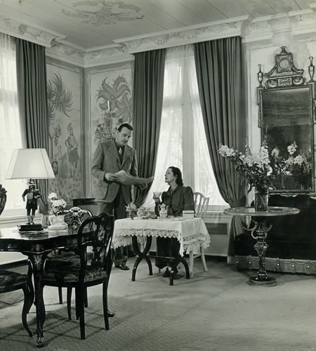 The Lunts at breakfast in the Great Parlor